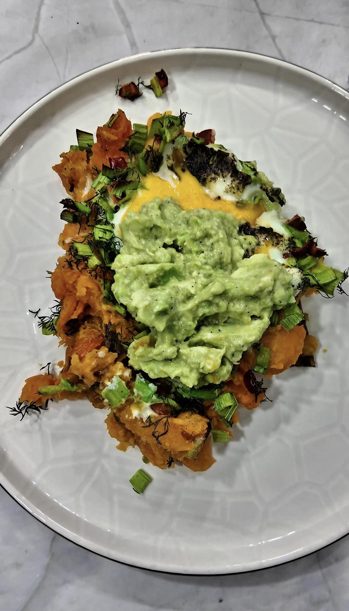 Bağısak Dostu Antiinflamatuar Avokado Soslu Tatlı Patates